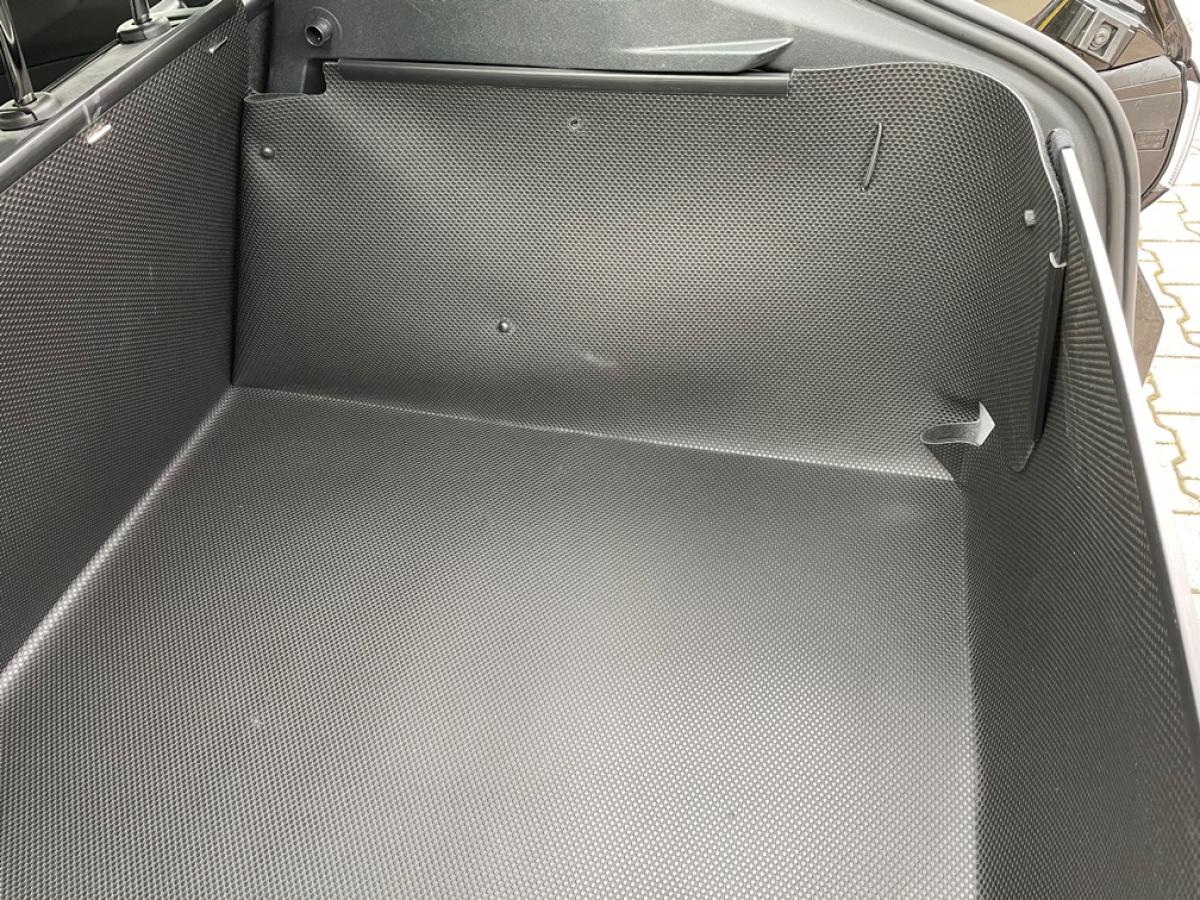 Alle Wände des Kofferraumschutzes --inhaenger- für ID.5 liegen exakt an, wie wenn er zur Erstausstattung des Fahrzeugs gehören würde.